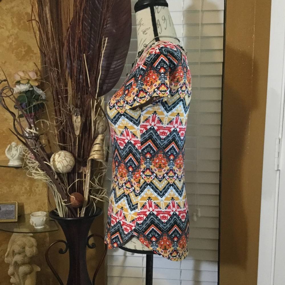 NEW Short Sleeve Aztec Design Top - Picture 3 of 6